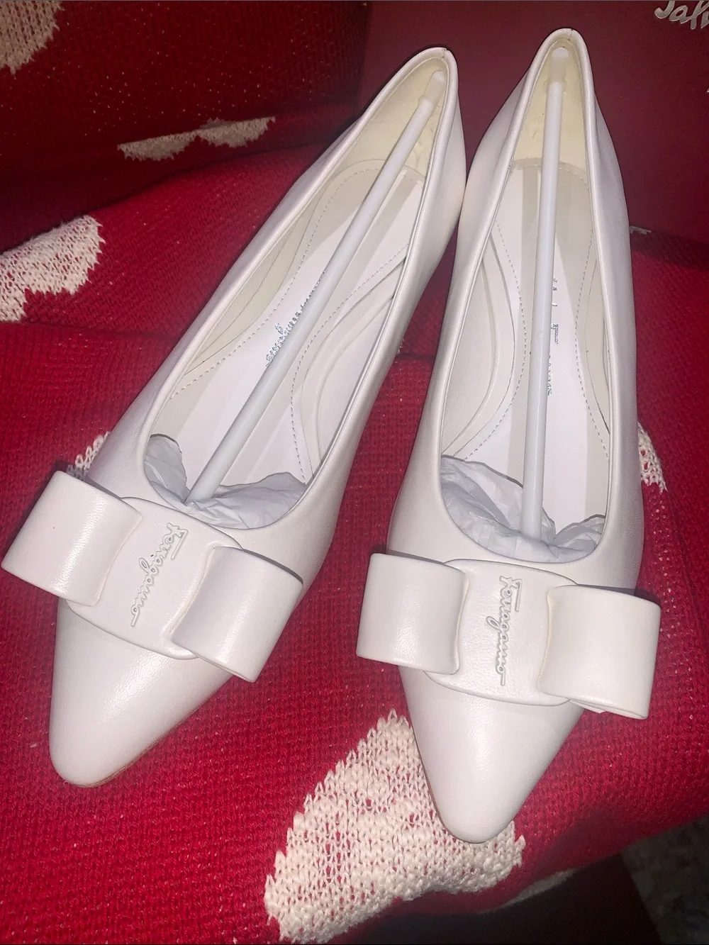 Salvatore Ferragamo Cream Pointed-Toe Pumps with Vara Bow